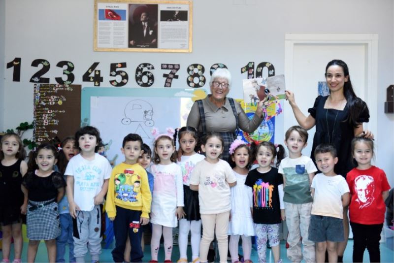 Çocuklara masal okudular