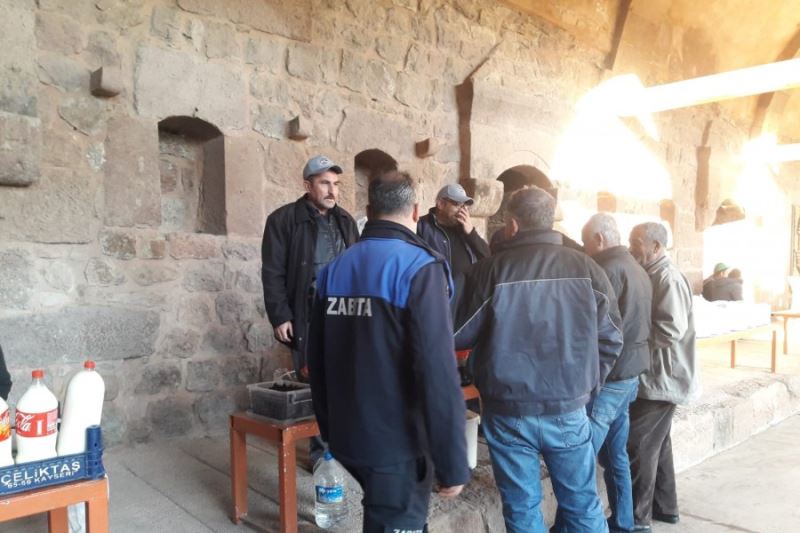 İlçemiz Zabıta Amirliği ekipleri meclis kararı gereği ilçe halkı üreticilerin korunması amacıyla yoğurt pazarında mandıra ürünlerinin pazara alınmaması konusunda denetim yaptı. Daha güzel İncesu için çalışıyoruz... Av. Mustafa İLMEK  İncesu Belediye Başk