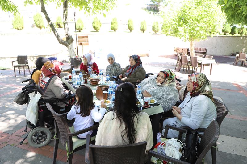 ENGELLİ VATANDAŞLAR CEVİZLİ PARKTA BULUŞTU