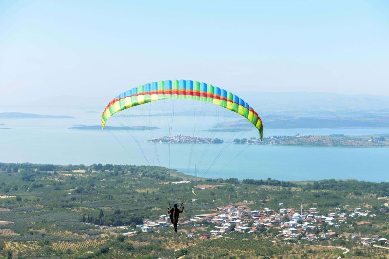 Kostümlerini giyip gökyüzünde uçtular
