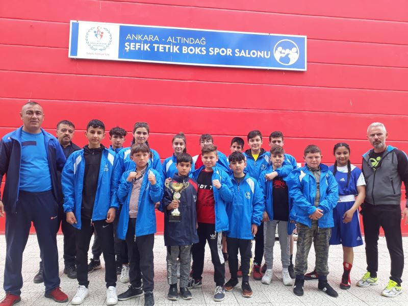 BOKSÖRLERİMİZ MADALYALAR İLE DÖNDÜ