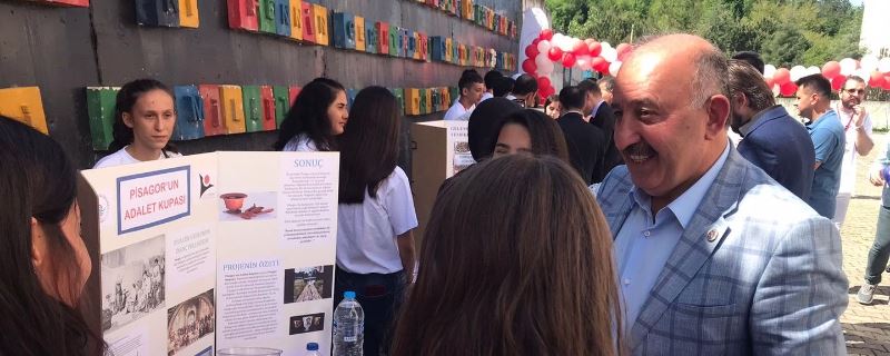 Cumhuriyet Anadolu lisesi  nde düzenlenen TÜBİTAK 4006 Bilim Fuarı