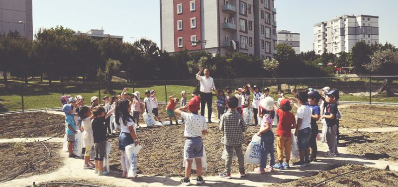 MİNİK ELLER FİDELERİ TOPRAKLA BULUŞTURDU