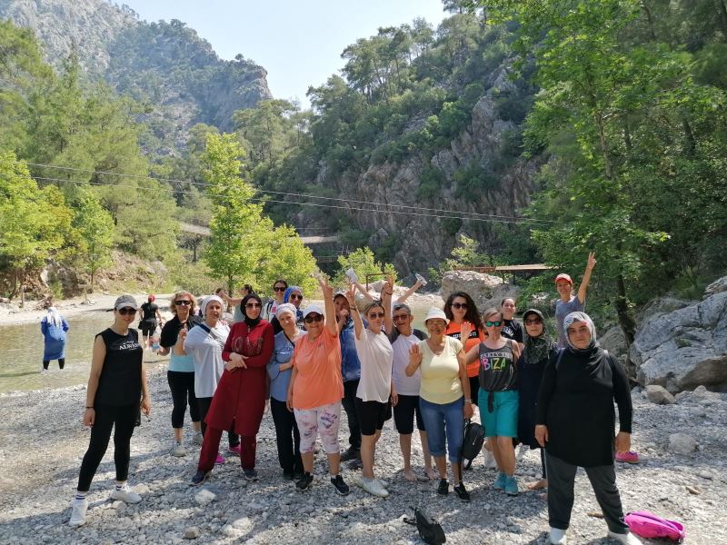 KEMER BELEDİYESİ BÜNYESİNDE ÜCRETSİZ PİLATES KURSU ALANLAR DIŞARI ANTRENMANLARINA DEVAM EDİYOR