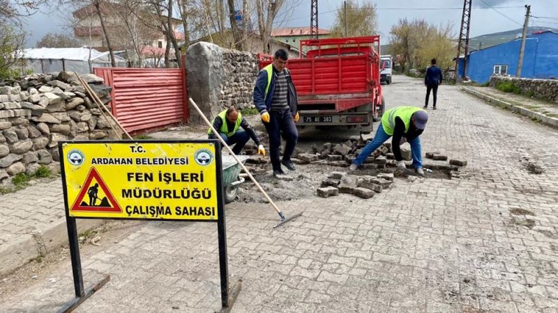 ARDAHAN BELEDİYESİ YOL VE KALDIRIMLARDA ÇALIŞMA BAŞLATTI