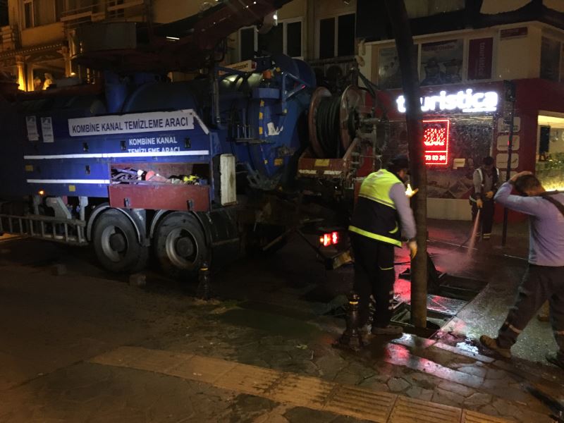 Yaya ve araç trafiğinin etkilenmemesi için gece çalışıyorlar