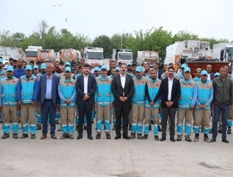 BAŞKAN CANPOLAT TEMİZLİK İŞLERİ PERSONELLERİYLE BAYRAMLAŞTI