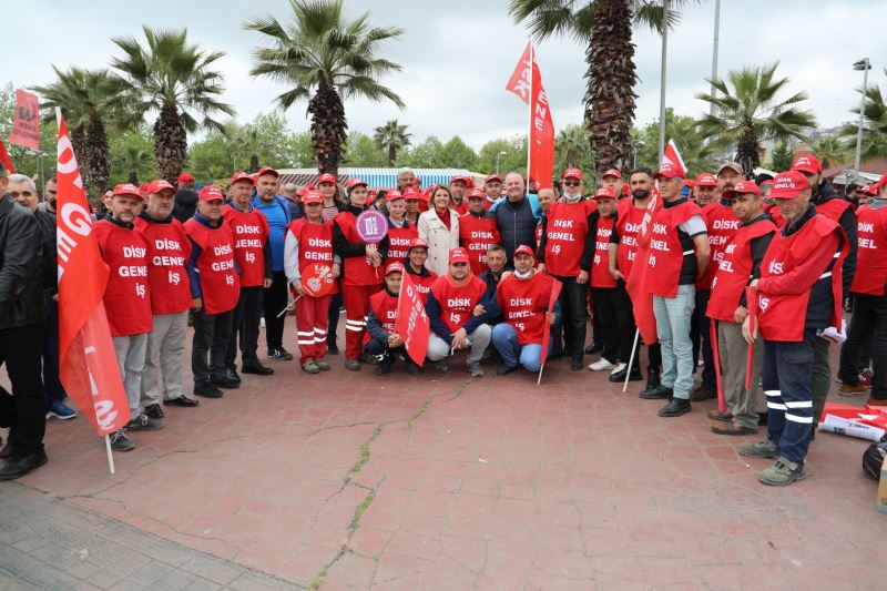 1 MAYIS KOMİTESİNDEN İZMİT BELEDİYESİ EMEKÇİLERİNE ALANDA DESTEK TEŞEKKÜRÜ
