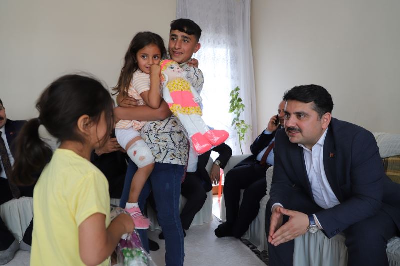 Kaymakam / Belediye Başkan V. Mehmet Tunç, Dirsekli TOKİ Konutlarında Sahipsiz Köpeğin Saldırısına Uğrayan Elvin Bayar’ı Ziyaret Etti.