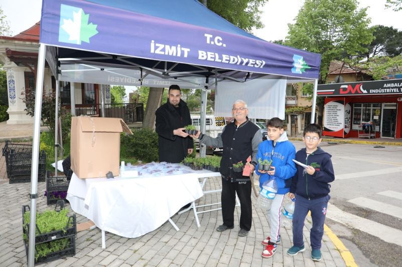 İZMİT BELEDİYESİ, ARİFE GÜNÜ MEZARLIKLARDA CÜZ VE ÇİÇEK DAĞITTI