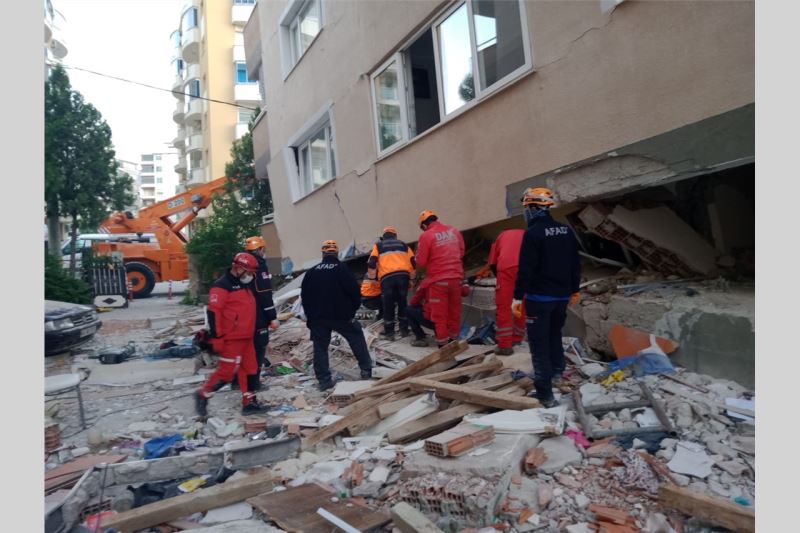 EMİNE TEYZE, TORUNU ÇINAR’IN ELİNİ SIMSIKI KAVRAMIŞTI