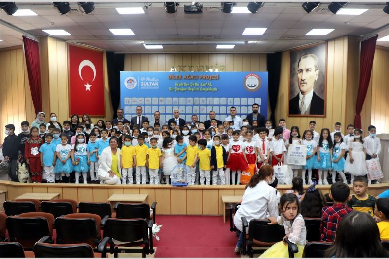 DİLEKLERİNİ YAZDILAR, HEDİYELERİNİ ALDILAR
