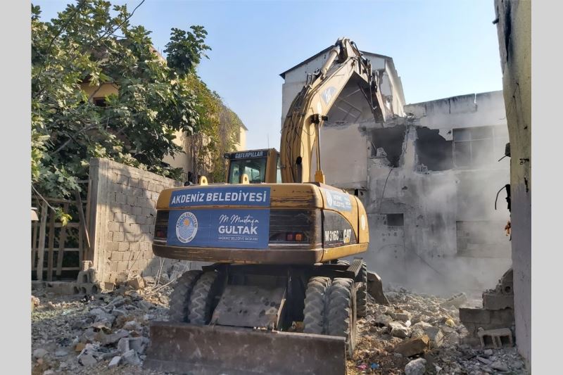 AKDENİZ BELEDİYESİ METRUK BİNALARI YIKIYOR!