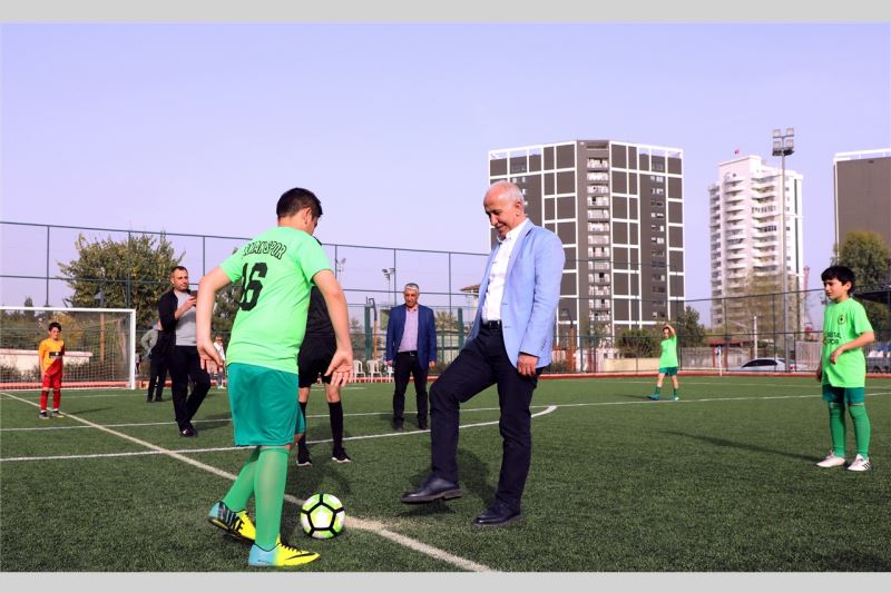 AKDENİZ BELEDİYESİ 23 NİSAN FUTBOL TURNUVASI ÇEKİŞMELİ GEÇEN MAÇLARLA DEVAM EDİYOR