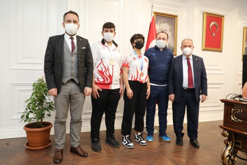 ALTIN MADALYA HEYECANINI BAŞKAN DEMİRTAŞ’LA PAYLAŞTILAR
