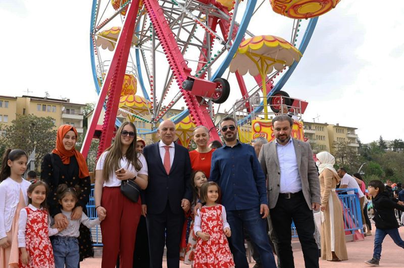 Lunapark dolup taşıyor