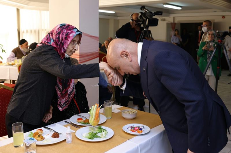Başkan Altınok huzurevinde yaşlılarla bayramlaştı