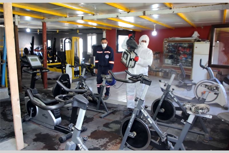 AKDENİZ’DE SPOR SALONLARI SALGINA KARŞI DEZENFEKTE EDİLİYOR