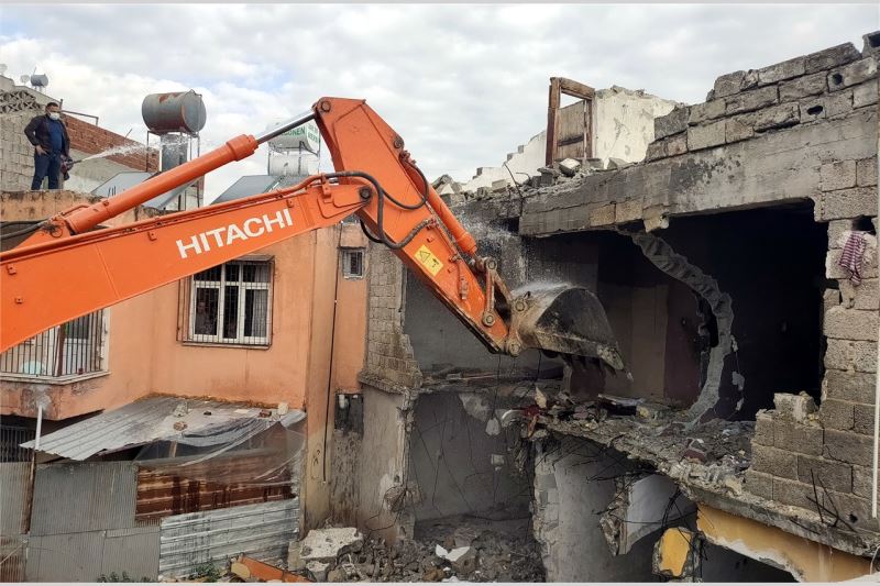 AKDENİZ’DE CAN GÜVENLİĞİNİ TEHDİT EDEN METRUK YAPILAR KONTROLLÜ ŞEKİLDE YIKILIYOR