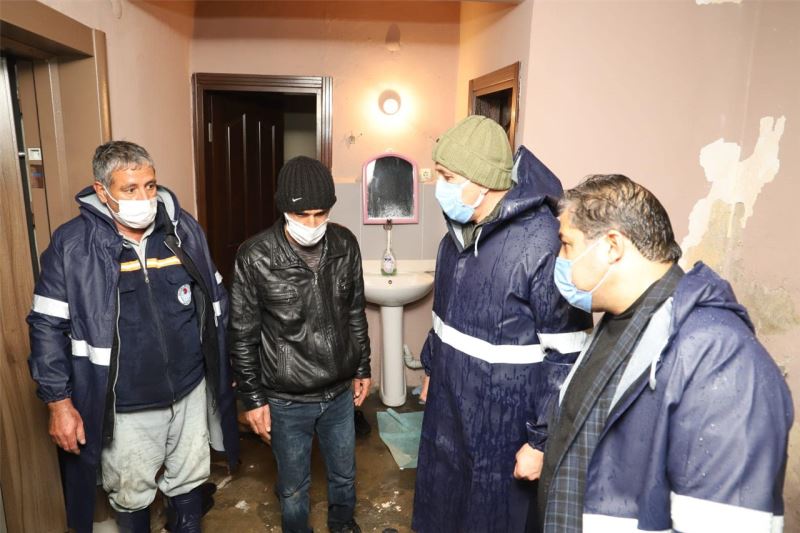 AKDENİZ’DE, SU BASKINLARINDAN ETKİLENEN VATANDAŞLARA DESTEK