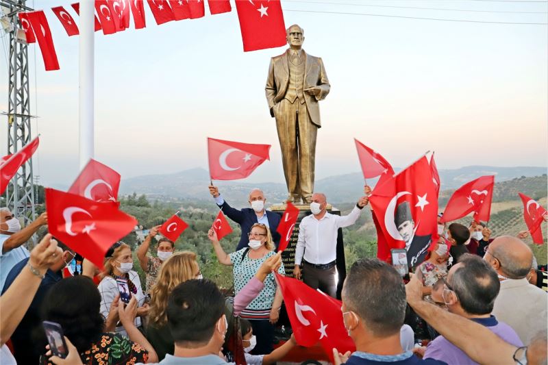 AKDENİZ BELEDİYESİ’NDEN, İHSANİYE MELEMEZ’E ATATÜRK HEYKELİ