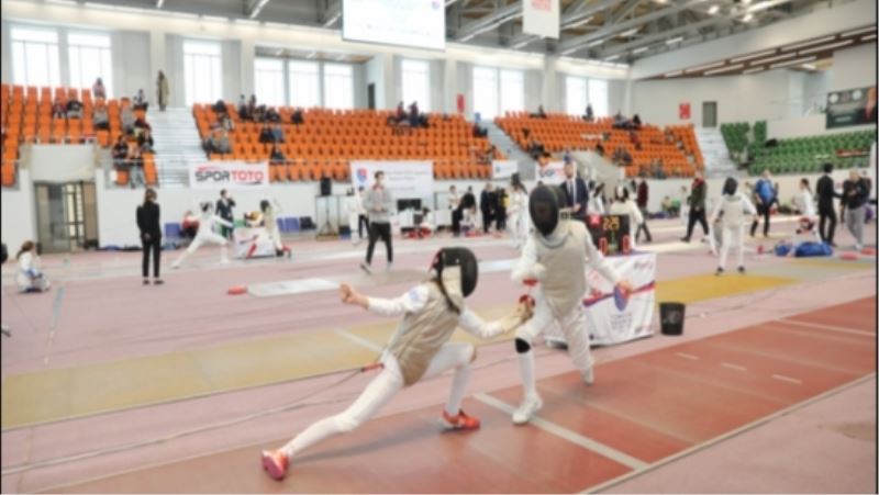 DARICA, ESKRİM TURNUVASINA EV SAHİPLİĞİ YAPIYOR