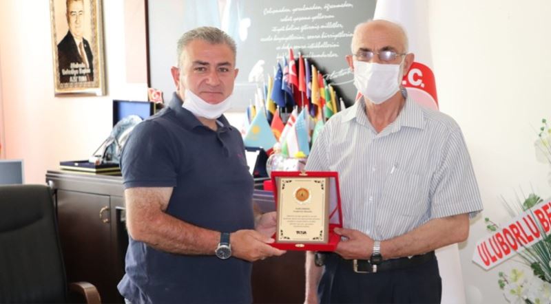 Belediye Başkanımız Mehmet Aziz Tuna’dan Tevfik Kırmızcı’ya Plaket