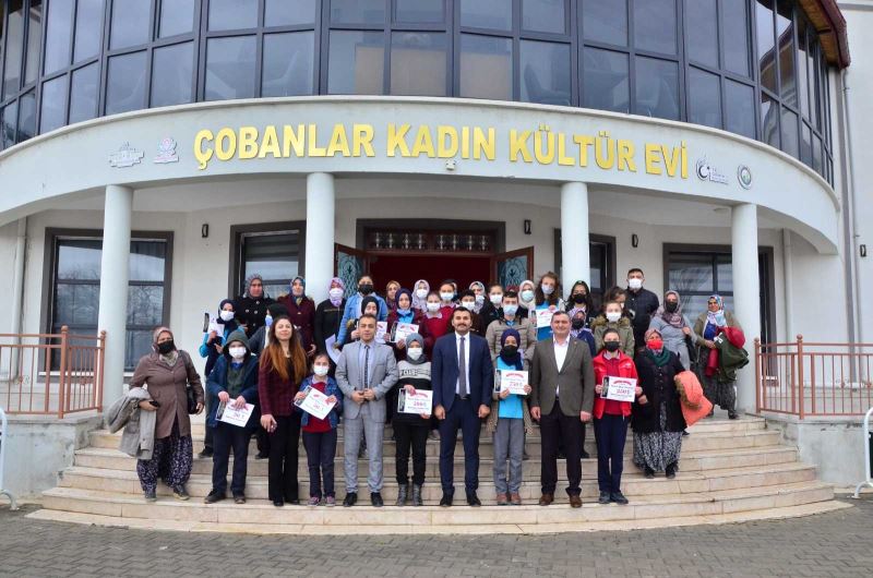 Afyonkarahisar’ın Çobanlar ilçesinde Eğitim Kalitesini Arttırma projesi (ÇEKAP) kapsamında düzenlenen kitap okuma yarışmasında dereceye giren öğrencilere ödülleri takdim edildi.