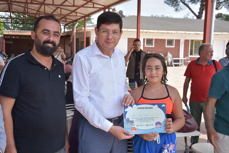 920 çocuğumuzun katıldığı yüzme kursumuzda öğrencilerimize sertifikalarını dağıttık
