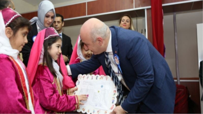 BAŞKAN BIYIK DARICALI ÖĞRENCİLERİN KARNELERİNİ DAĞITTI