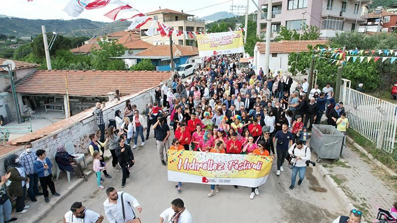 Bayraklı ‘baharı’ coşkuyla karşıladı