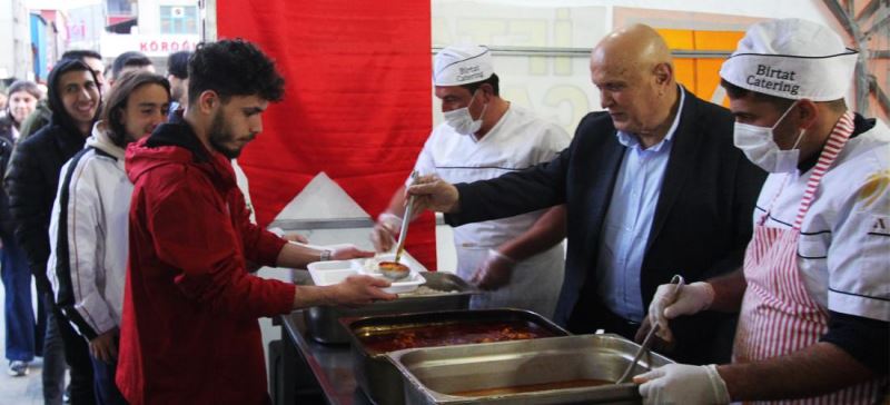 BELEDİYE BAŞKANIMIZ VADANDAŞLARIMIZLA ÇADIRDA İFTARINI AÇTI