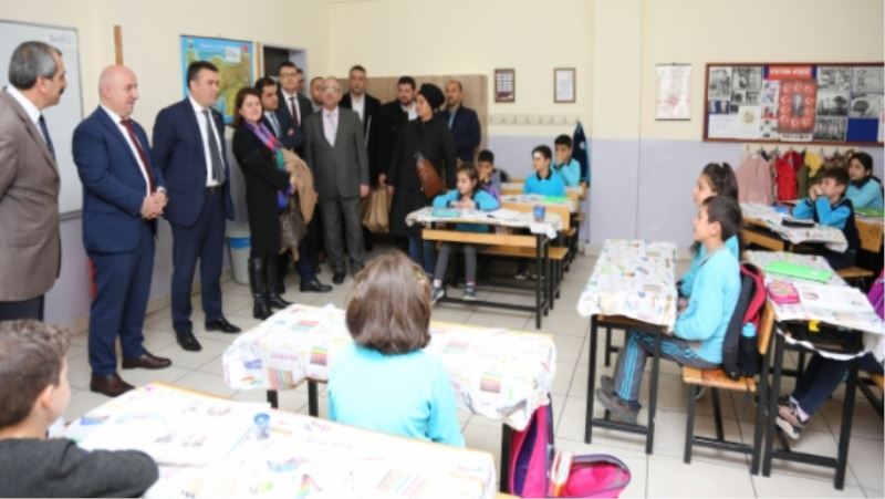 BAŞKAN BIYIK, KAZA GEÇİREN ÖĞRENCİLERİ SINIFTA ZİYARET ETTİ