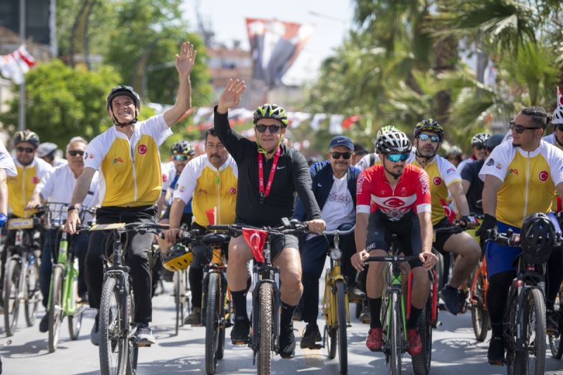 Başkan Seçer, Bisikletseverlerle ‘Kleopatra Bisiklet Festivali’nde Pedal Çevirdi