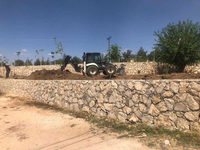 BOZOBA QELBİN MAHALLESİ HAVUZ ETRAFI  ÇEVRE DÜZENLEME  ÇALIŞMALARI DEVAM EDİYOR