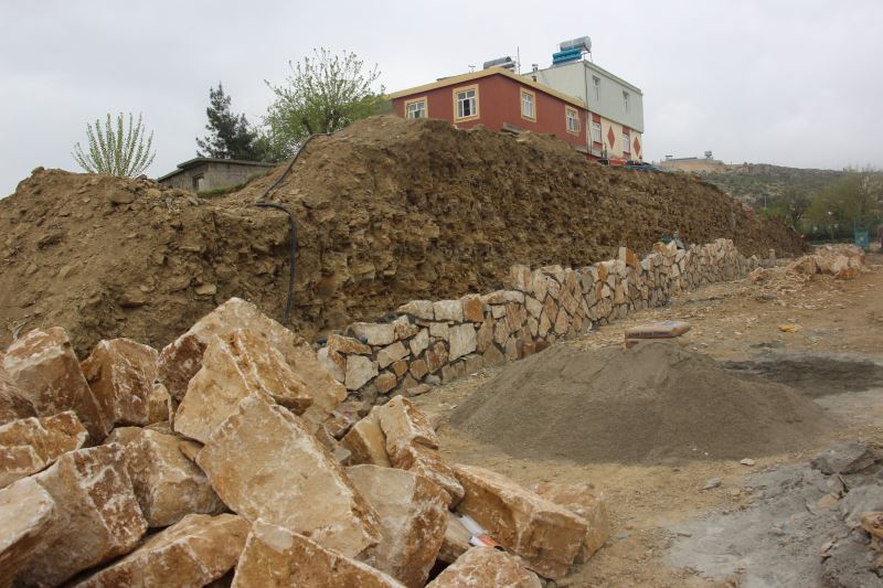 YOL GÜVENLİĞİNİ SAĞLAMAK AMACIYLA İSTİNAT DUVARI YAPIM ÇALIŞMASI BİTİRİLDİ