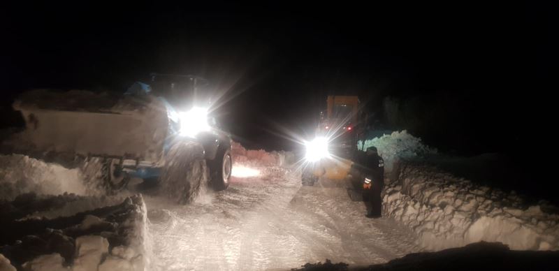 Karla Mücadele Ekiplerimiz Tarafından Kapalı Mahalle Yolu Açılarak Hasta Olan Vatandaşımıza Ulaşıldı.