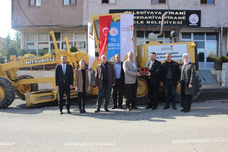 KARDEŞ BELEDİYEMİZDEN DİCLE BELEDİYEMİZE GREYDER HİBE EDİLDİ