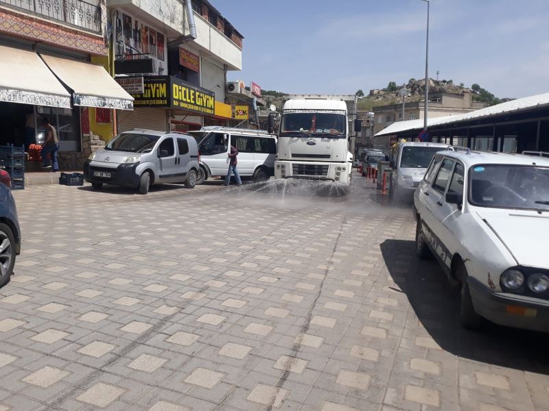 TAM KAPANMA DÖNEMİNDE ANA CADDELER VE YAN ARTERLERİN TAZYİKLİ SU İLE YIKAMA ÇALIŞMALARINA DEVAM EDİLİYOR
