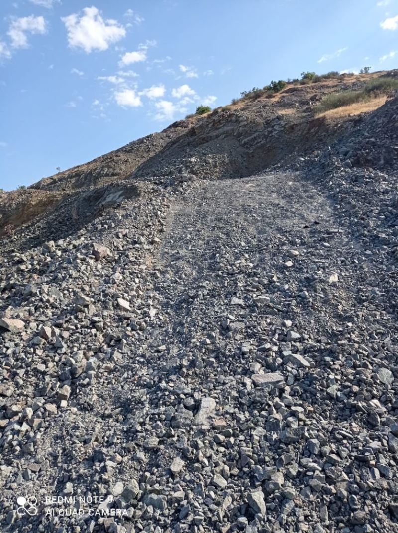 KELEKÇİ (KELKOM) MAHALLEMİZDE VATANDAŞLARIMIZ ARAZİLERİNE RAHAT ULAŞMASI İÇİN YOL YAPIM ÇALIŞMASI YAPILDI.