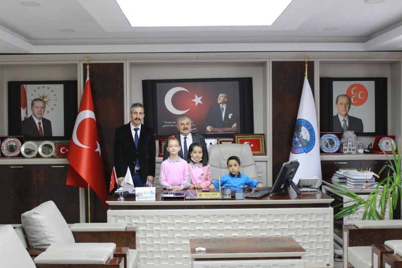 23 Nisan Ulusal Egemenlik ve Çocuk Bayramı’nın 102. Yılında makamlar bir kez daha çocuklara teslim edildi.