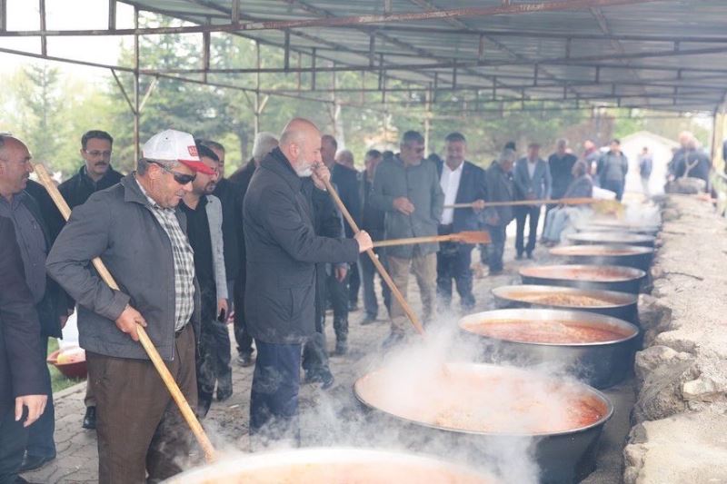 BAŞKAN ÇOLAKBAYRAKDAR, ŞÜKÜR SOFRASINDA VATANDAŞLARLA BULUŞTU
