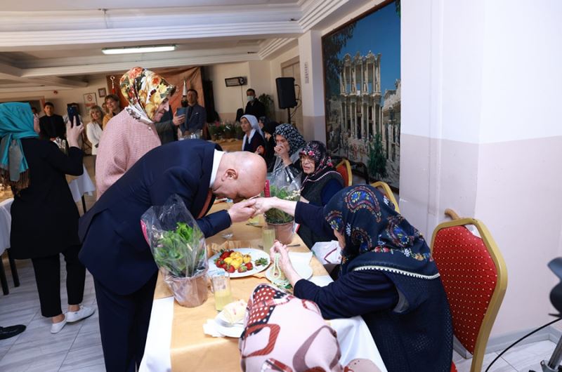 Başkan Altınok huzurevindeki anneleri unutmadı