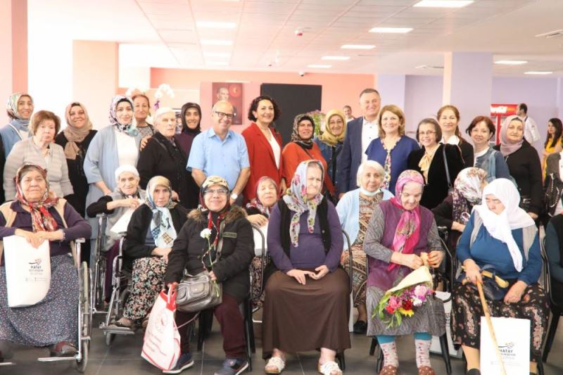 BAŞKAN SAVAŞ ANNELER GÜNÜ’NDE YAŞLILARI UNUTMADI
