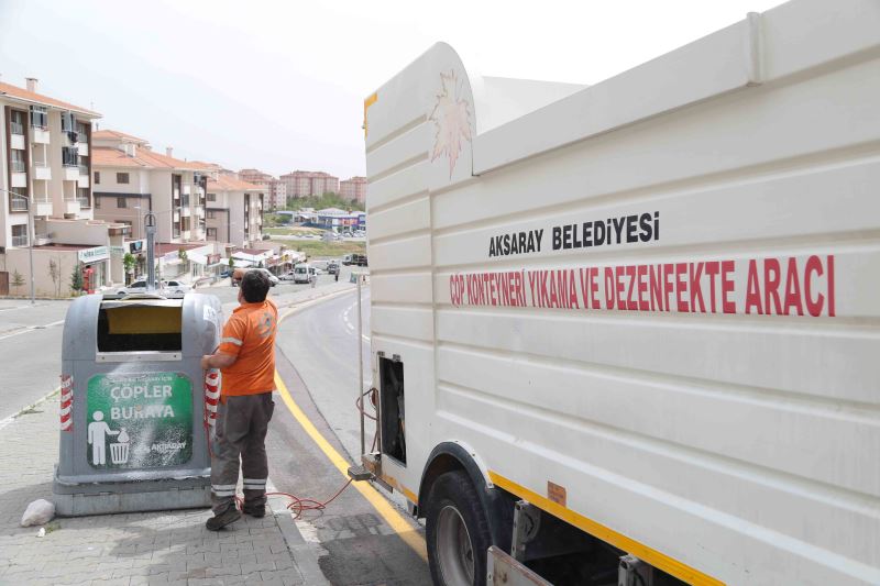 ÇÖP KONTEYNERLERİ YERİNDE YIKANARAK DEZENFEKTE EDİLİYOR