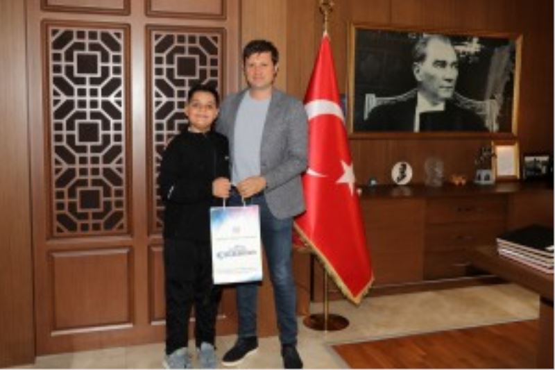 BAŞKANIMIZ AKAY, DARÜŞŞAFAKA’YI KAZANAN ÖĞRENCİYİ TEBRİK ETTİ