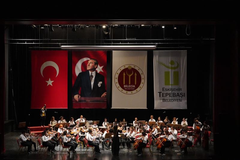ÇOCUK SENFONİ ORKESTRASININ KONSERİ AYAKTA ALKIŞLANDI