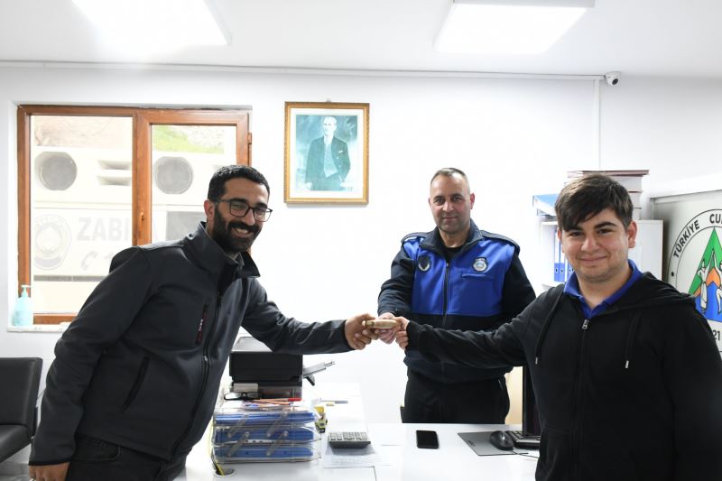 ZABITA EKİPLERİMİZ KAYIP CÜZDANI SAHİBİNE ULAŞTIRDI