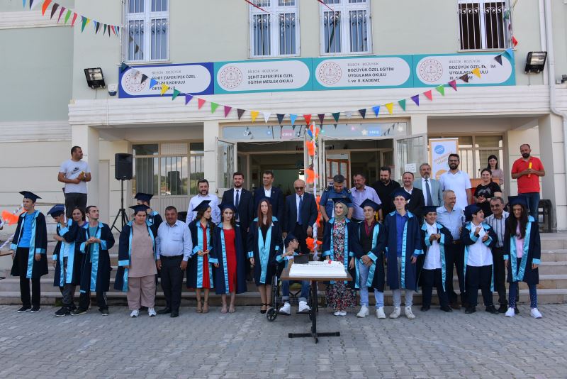 BAŞKAN YARDIMCISI ALİ ŞAHİNOĞLU MEZUNİYET SEVİNCİNE ORTAK OLDU