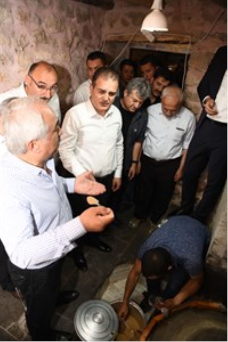 Çukurca İlçesinde 400 yıllık tarihi taş değirmeninde susamın tahine dönüştürülmesi